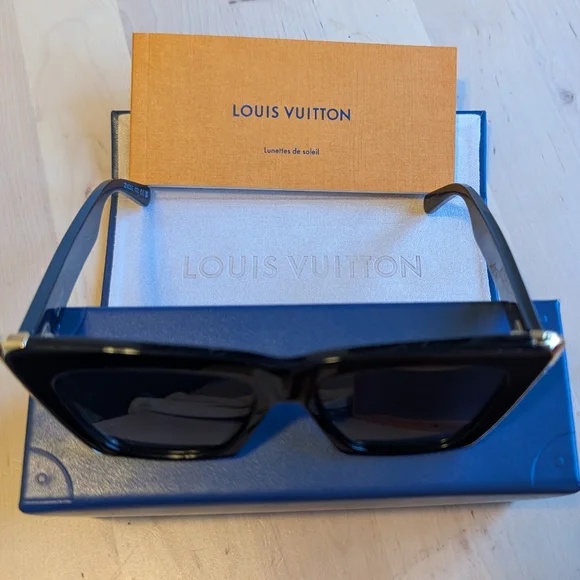 Louis Vuitton Black and Gold Sunglasses - Picture 5 of 7